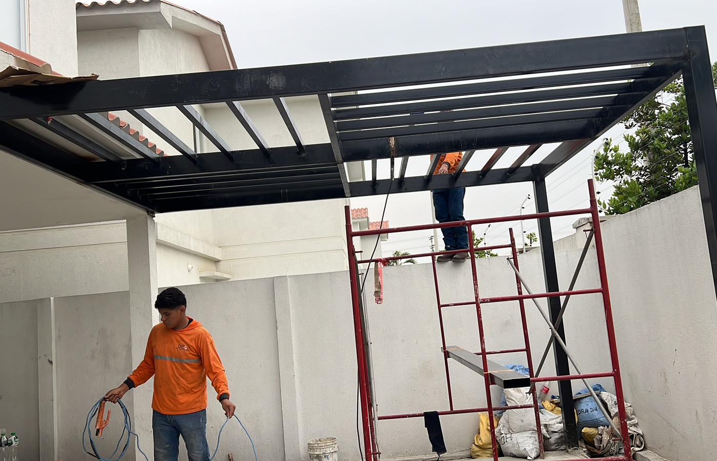 Montaje de estructura metálica en el interior de una farmacia Pharmacys del Grupo DIFARE