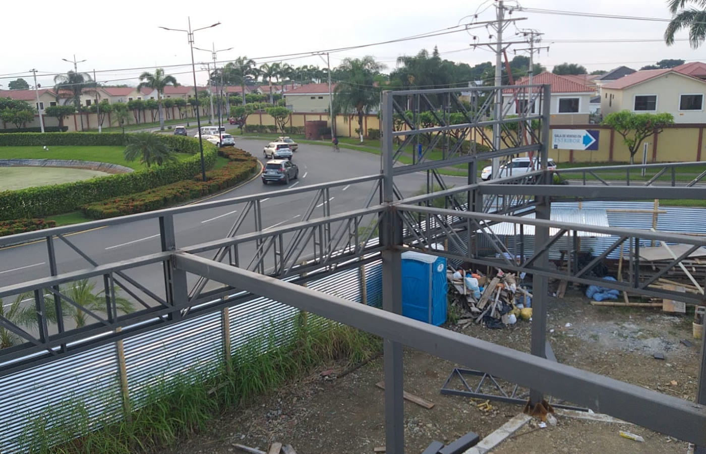 Estructura metálica del parqueadero de TIA en Jujan construido por DCA